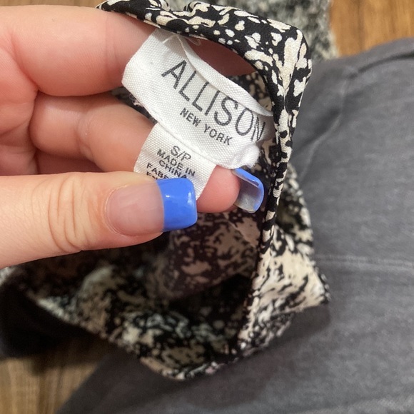 Allison New York Button Down Crop Top - Picture 6 of 6